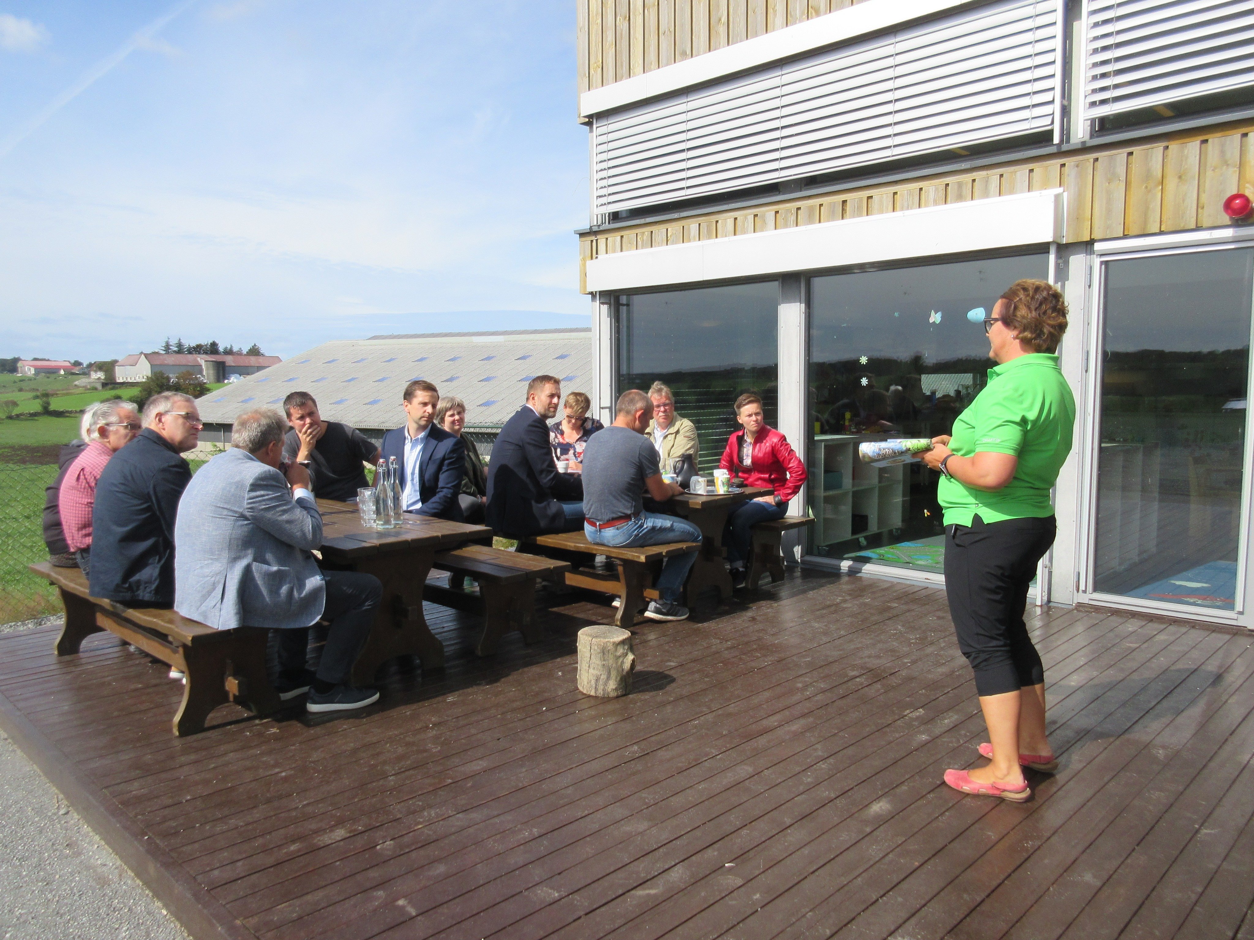 Det var god politisk stemning i Haugland gardsbarnehage og daglig leder Kathrine Eide Haugland hadde laget en liten barnehagequiz til politikerne i anledning bes&oslash;ket.