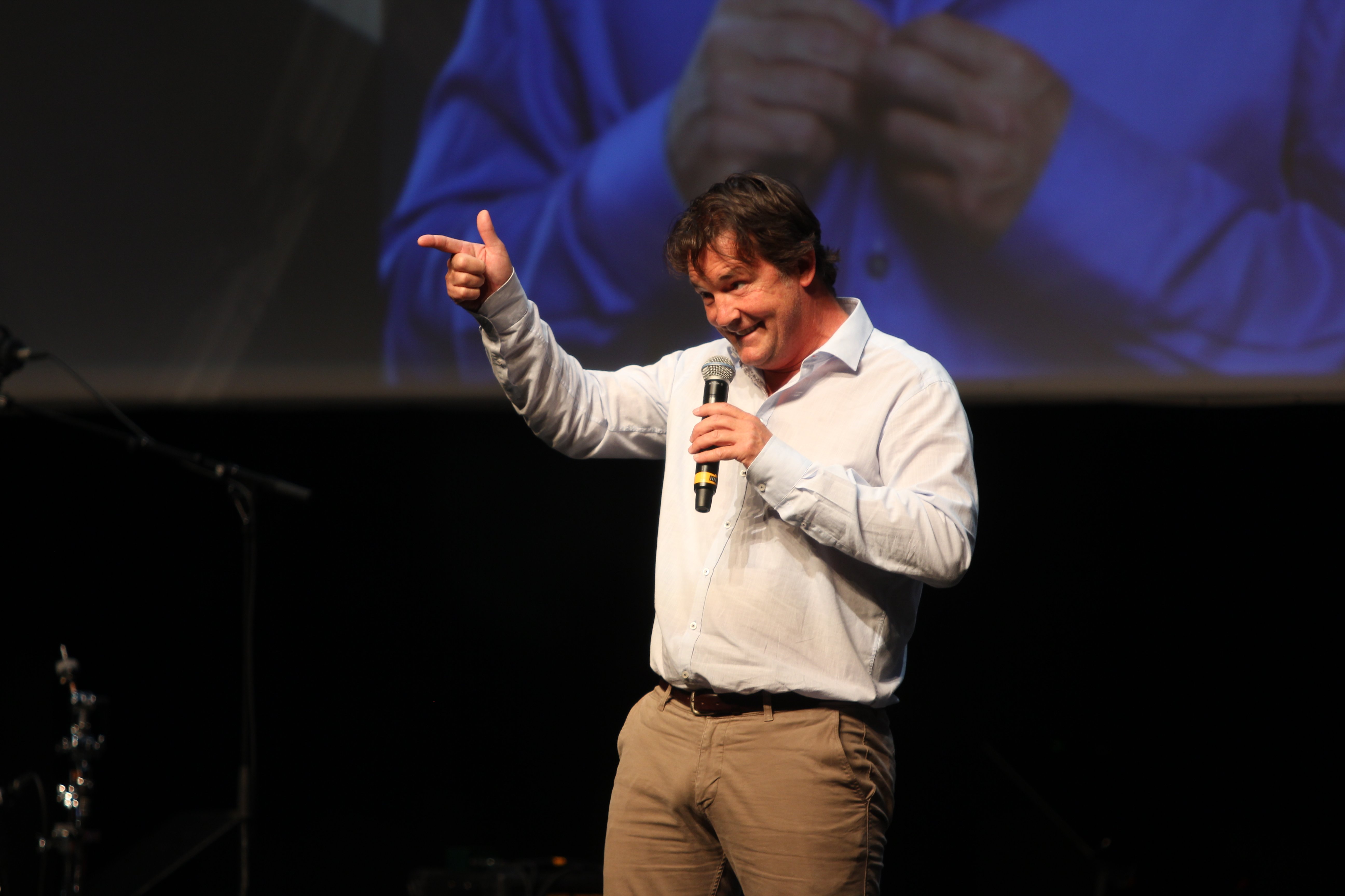 Komiker Sturla Berg-Johansen fikk trimmet lattermusklene mandag morgen.